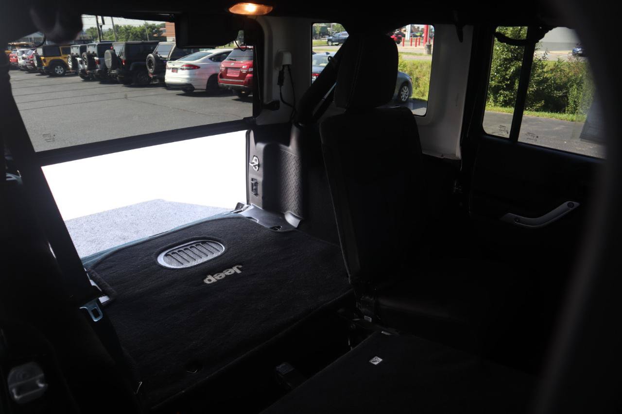 Used 2015 Jeep Wrangler Unlimited Sahara w/ Connectivity Group AWD/4WD image 45