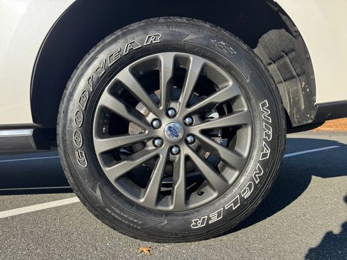 Used 2019 Ford Expedition Limited w/ Equipment Group 301A image 58