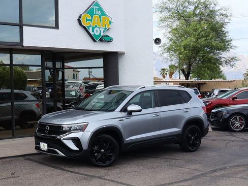 Used 2022 Volkswagen Taos SE w/ Panoramic Sunroof Package image 3