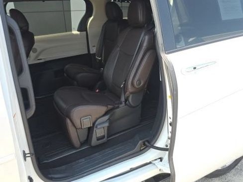 Used 2023 Toyota Sienna Platinum FWD image 22