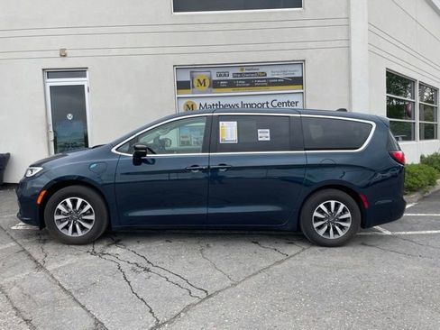 Used 2024 Chrysler Pacifica Limited FWD image 2