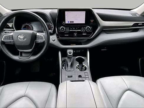 Used 2023 Toyota Highlander XLE AWD/4WD image 16