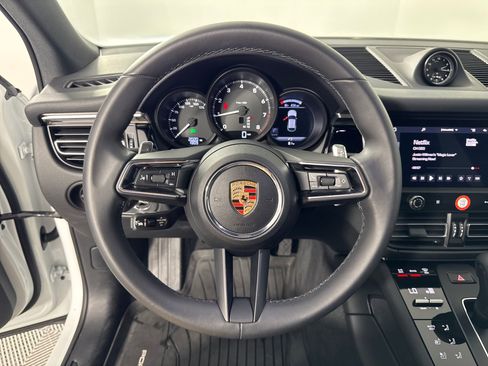 Certified 2025 Porsche Macan image 18
