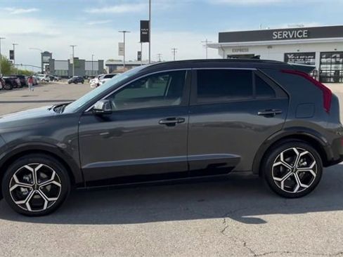Used 2024 Kia Niro EX Touring image 4