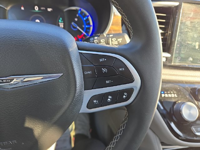 Used 2023 Chrysler Pacifica Limited FWD image 23