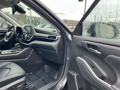 Certified 2022 Toyota Highlander XLE image 17