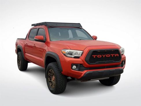 Used 2017 Toyota Tacoma TRD Off-Road image 3