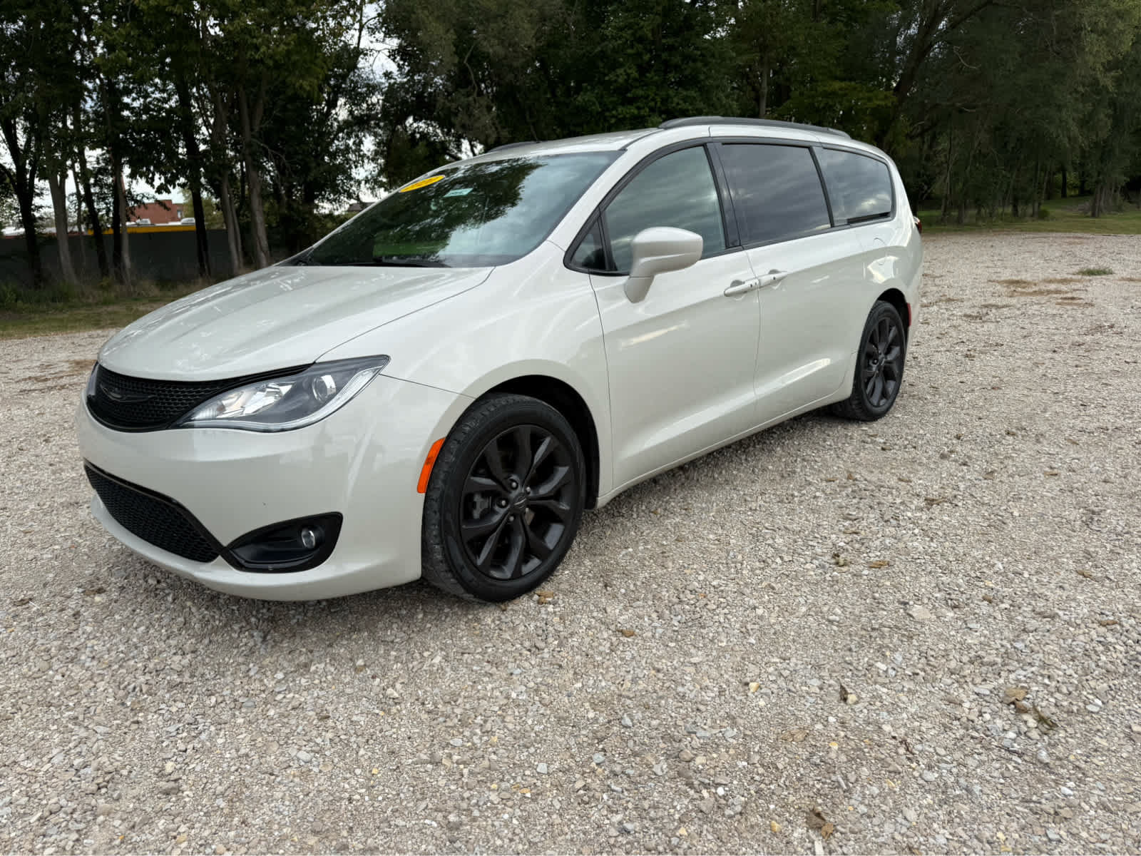 Used 2020 Chrysler Pacifica Touring-L w/ S Appearance Package FWD image 3