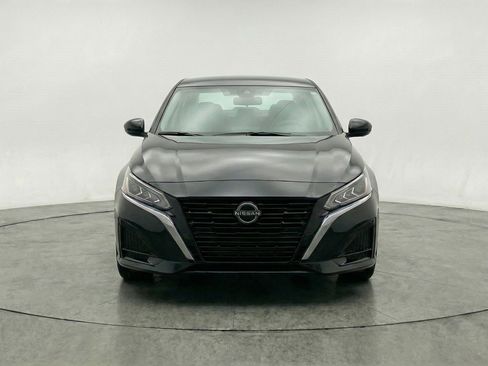 Used 2025 Nissan Altima 2.5 SV FWD image 2