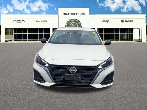 Used 2025 Nissan Altima 2.5 SV FWD image 2