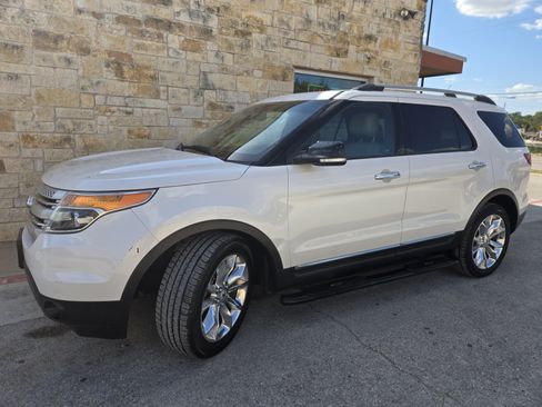 Used 2013 Ford Explorer XLT FWD image 2