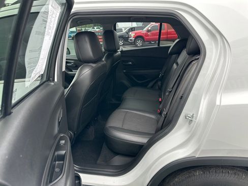 Used 2019 Chevrolet Trax LT w/ LT Convenience Package AWD/4WD image 16