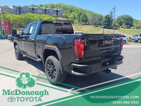 Used 2022 GMC Sierra 2500 Denali w/ Denali Black Diamond Edition AWD/4WD image 8