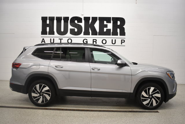 Used 2025 Volkswagen Atlas SE AWD/4WD image 2