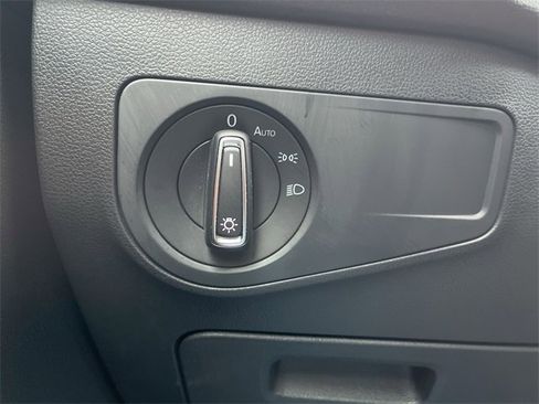Used 2019 Volkswagen Tiguan SE w/ Panoramic Sunroof Package image 17
