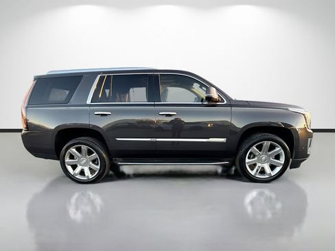 Used 2017 Cadillac Escalade Luxury image 2