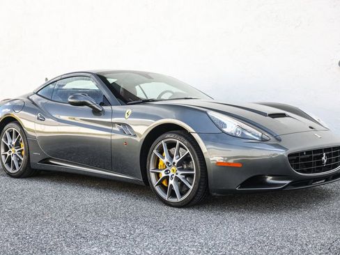 Used 2010 Ferrari California RWD image 4