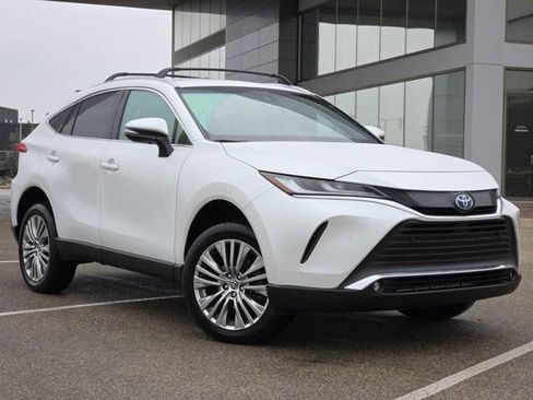 Used 2023 Toyota Venza XLE image 2