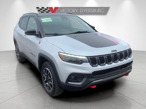 Used 2025 Jeep Compass Trailhawk w/ Trailhawk Elite Group image 2