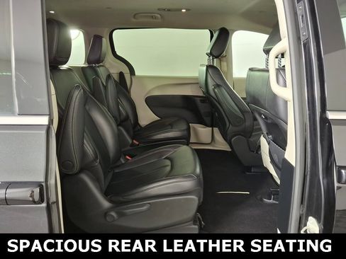 Used 2023 Chrysler Pacifica Touring-L image 30
