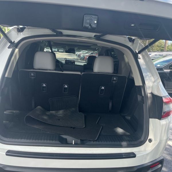 Used 2024 Honda Pilot Touring image 4