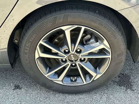 Used 2024 Kia Forte LXS w/ LXS Technology Package FWD image 5