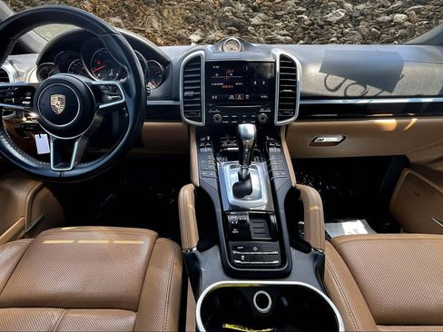 Used 2018 Porsche Cayenne Platinum Edition w/ Premium Package Plus image 14