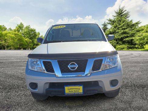 Used 2019 Nissan Frontier SV image 2