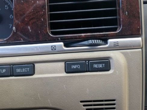 Used 2011 Lincoln Town Car Signature Limited image 33