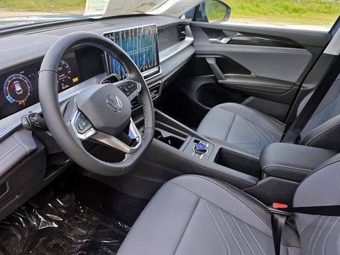 New 2025 Volkswagen Tiguan SE image 21