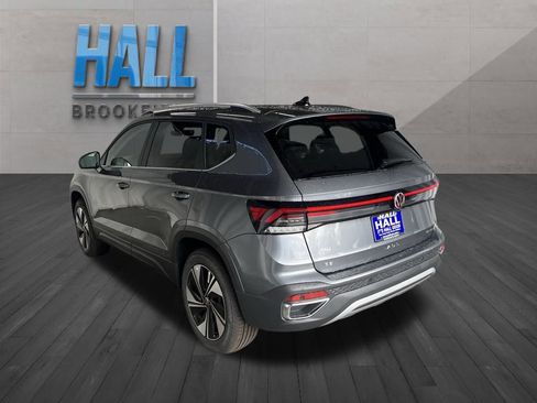 New 2025 Volkswagen Taos SE image 3