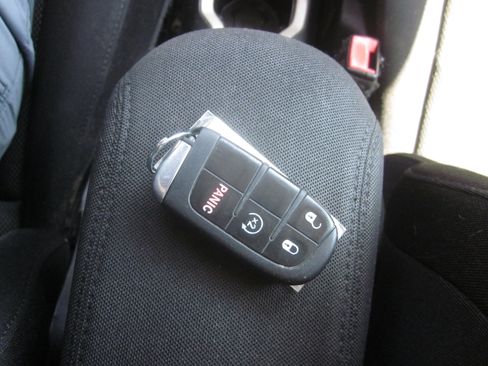 Used 2016 Jeep Renegade Latitude FWD image 13