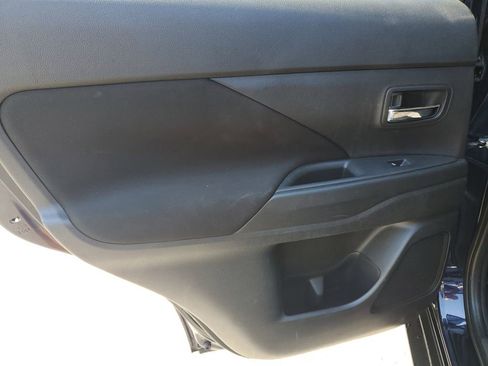 Used 2020 Mitsubishi Outlander ES FWD image 14