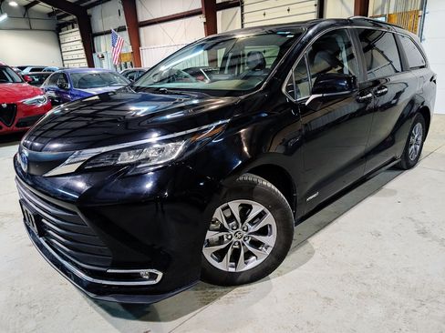 Used 2021 Toyota Sienna XLE w/ XLE Plus Package FWD image 1
