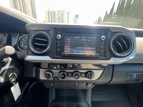 Used 2018 Toyota Tacoma SR5 AWD/4WD image 18
