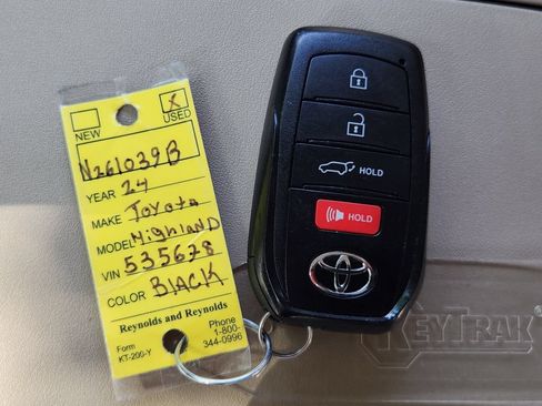 Used 2024 Toyota Highlander Limited AWD/4WD image 32