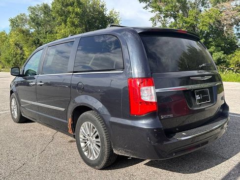 Used 2013 Chrysler Town & Country Touring-L w/ Entertainment Group #2 FWD image 5