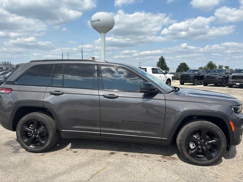 Used 2024 Jeep Grand Cherokee Limited w/ Black Appearance Package AWD/4WD image 5