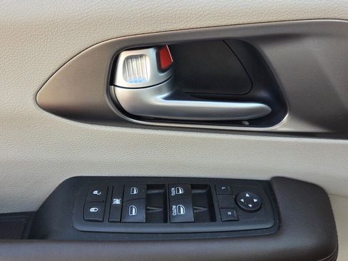 Used 2017 Chrysler Pacifica Touring-L image 19