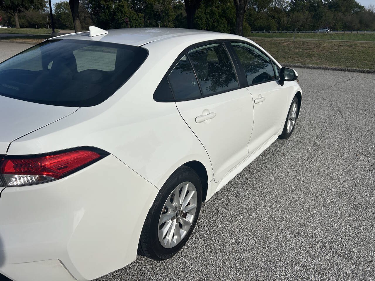 Used 2021 Toyota Corolla LE w/ LE Convenience Package FWD image 3