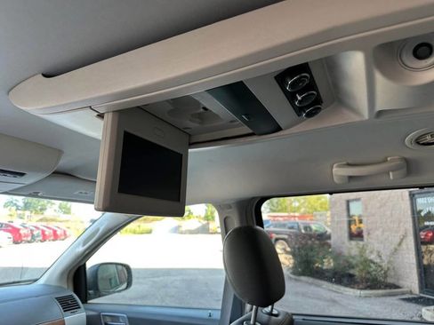 Used 2008 Chrysler Town & Country Touring image 12
