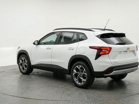 Used 2025 Chevrolet Trax LT FWD image 6