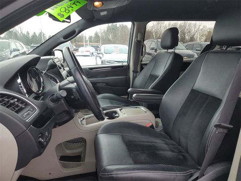 Used 2017 Dodge Grand Caravan SXT image 5