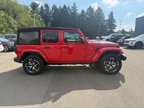 Used 2024 Jeep Wrangler Unlimited w/ Convenience Group AWD/4WD image 10