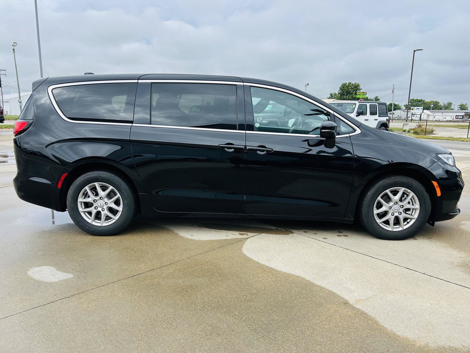 Used 2025 Chrysler Pacifica Select FWD image 40