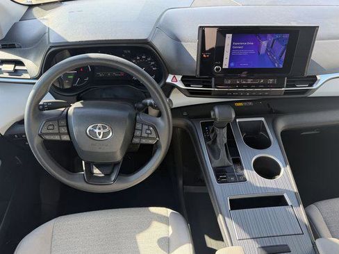 Certified 2025 Toyota Sienna LE image 11