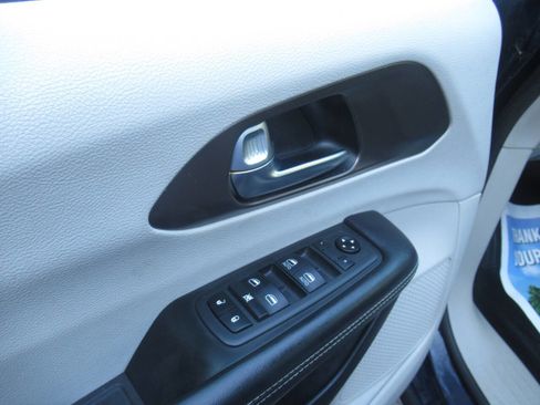 Used 2020 Chrysler Voyager LX image 17