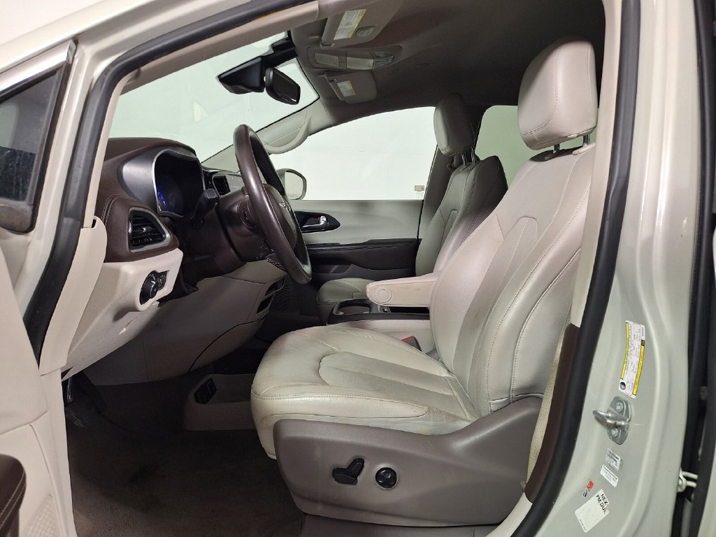 Used 2021 Chrysler Pacifica Touring-L FWD image 12