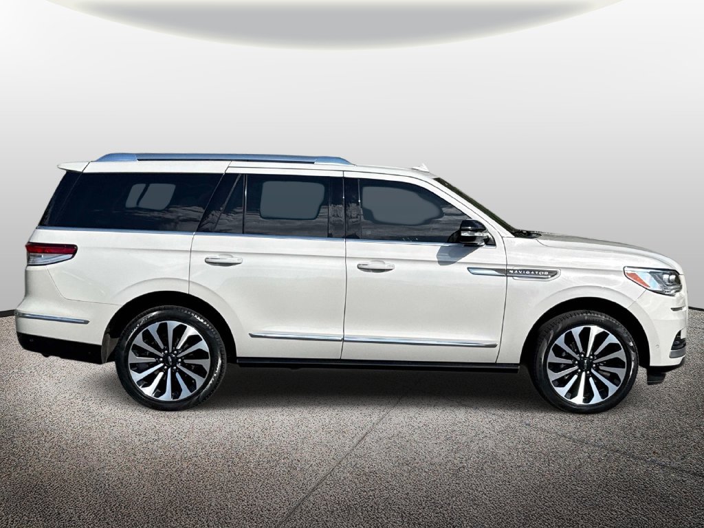 Used 2024 Lincoln Navigator Reserve AWD/4WD image 4