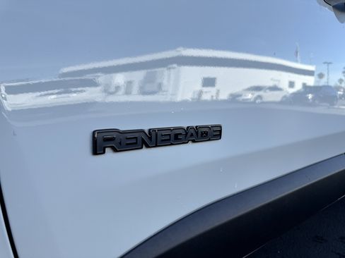 Used 2018 Jeep Renegade Altitude image 6